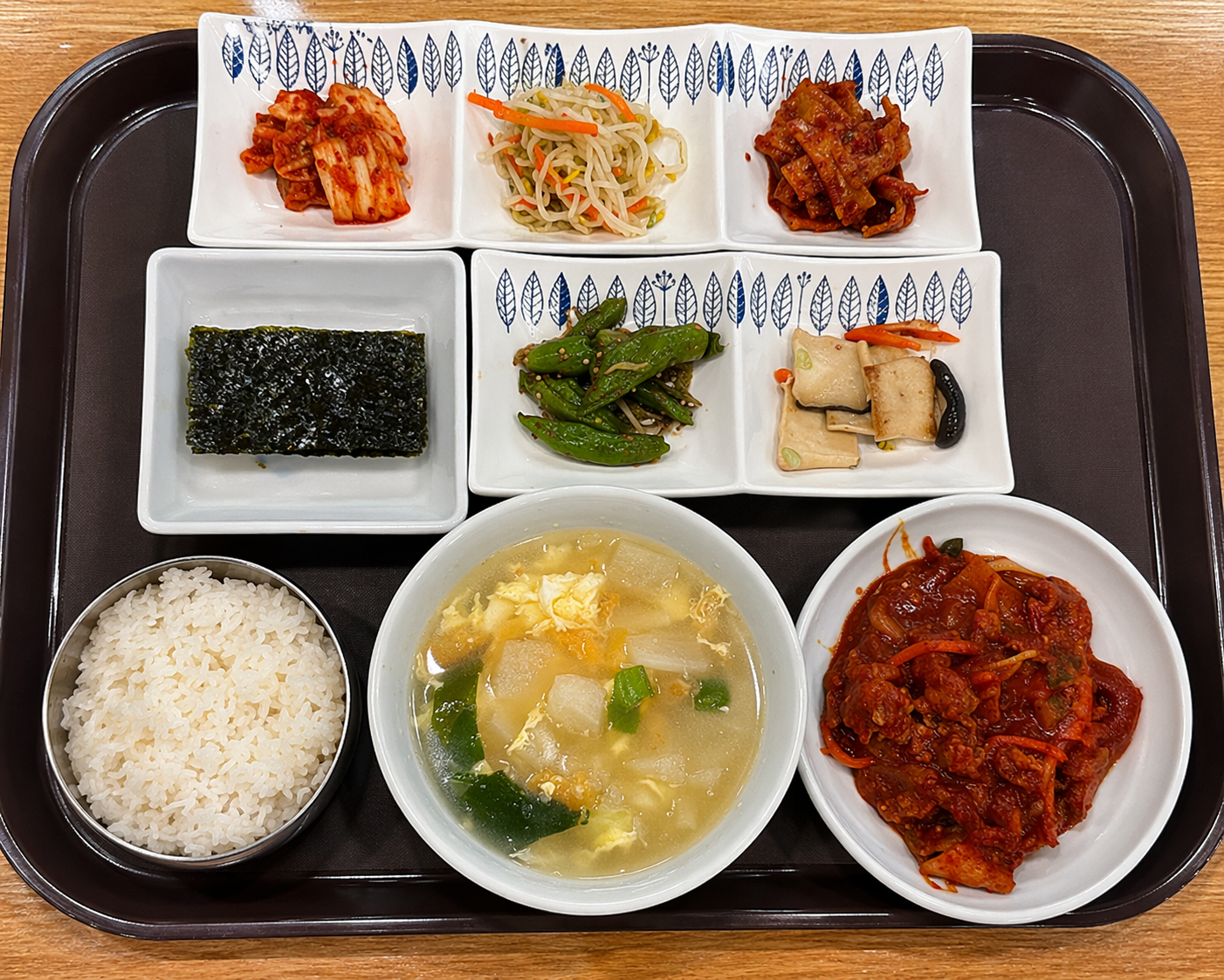 깔끔한 한식 정식 식사.png